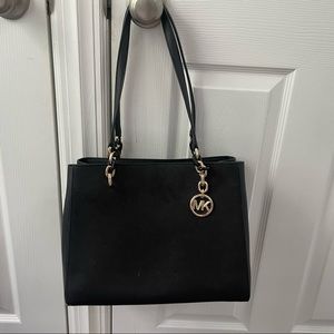Micheal Kors Medium Messenger Purse